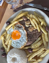 Bife com ovo estrelado, batata frita e arroz