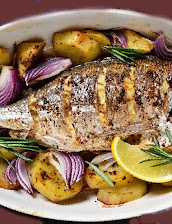 Dourada assada com batatas e cebola roxa